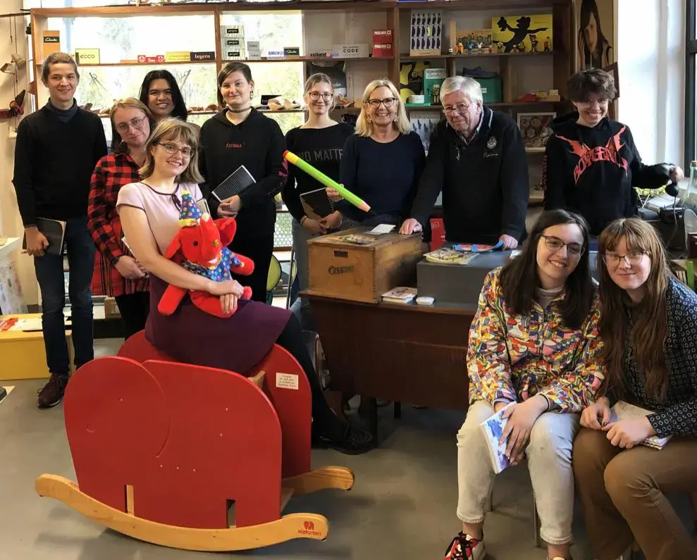 Studierende der Hochschule Rhein-Waal
mit ihrer Dozentin Renate Schmitz-Gebel
(mit grünem Stift), daneben Museumsführer Norbert Leenders